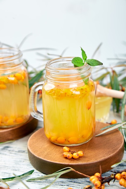 Tè caldo all'olivello spinoso con zenzero e miele