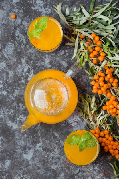 Tè caldo all'olivello spinoso su fondo nero