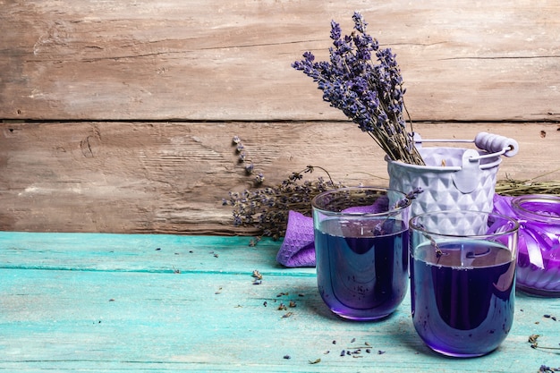 Tè caldo alla lavanda sulla tavola di legno dell'annata