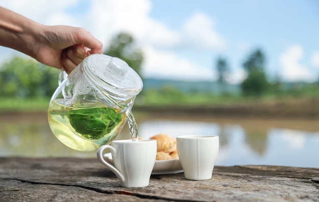 Tè caldo alla menta da azienda agricola biologica di erbe aromatiche per bere sano nella vita quotidiana delle persone