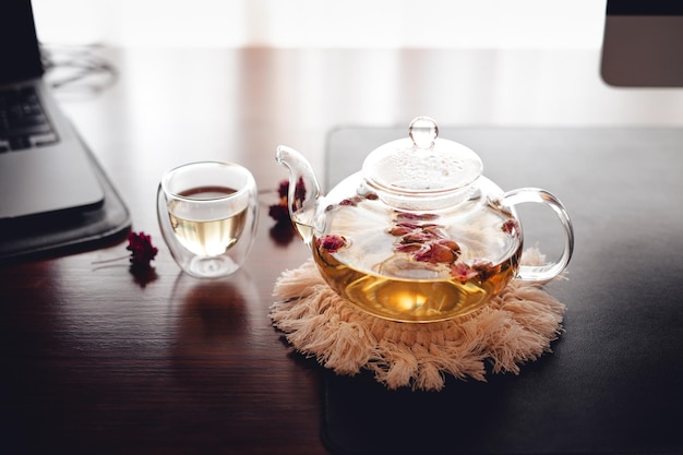 Tè caldo alla rosa in un bicchiere