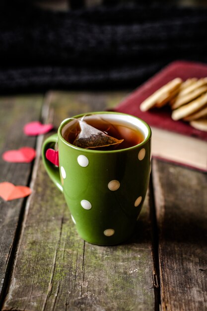 Tè caldo con biscotti e un cuore