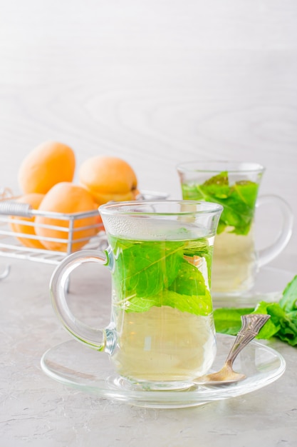 Tè caldo con foglie di menta in bicchieri trasparenti sul tavolo