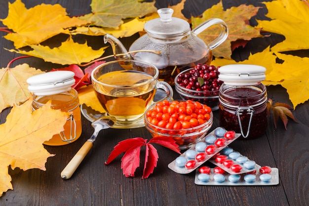 Tè caldo con frutti di bosco, trattamento di rimedi popolari, compresse, olivello spinoso, medicina alternativa, medicina complementare