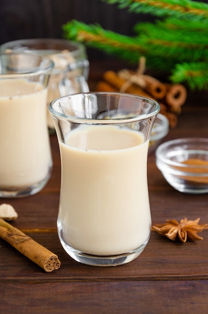 Tè caldo con latte, cannella, cardamomo, anice e altre spezie