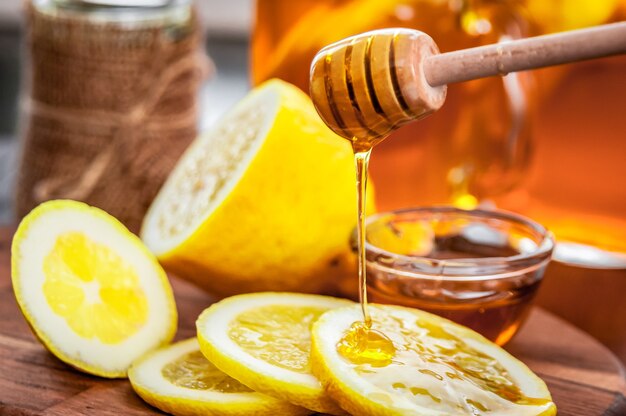 Tè caldo con limone e miele naturale, buon regalo per avere vitamine e forte immunità.