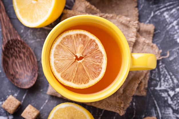 Tè caldo con limone e zenzero