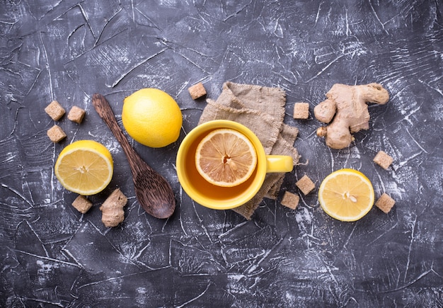 Tè caldo con limone e zenzero