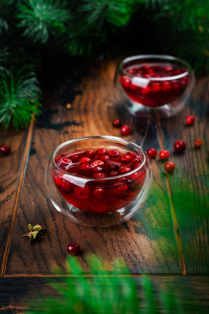 Tè caldo del mirtillo rosso di Natale o di inverno su legno