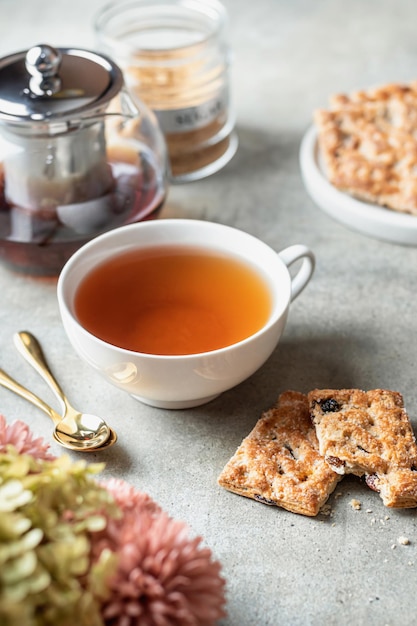 Tè caldo e biscotti su sfondo strutturato