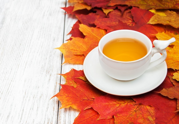 Tè caldo e foglie autunnali