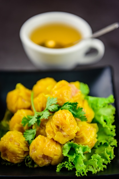 Tè caldo e gnocco al vapore, cibo asiatico