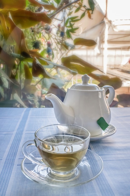 Tè caldo in teiera e tazza