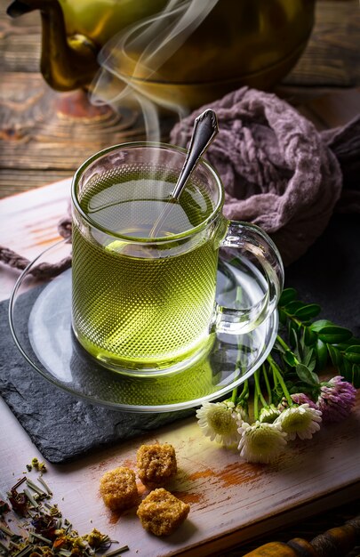 Tè caldo in una tazza su un vecchio tavolo.