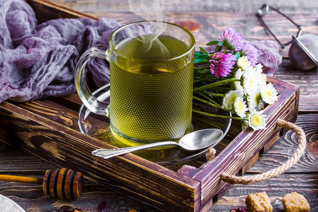 Tè caldo in una tazza su un vecchio tavolo.