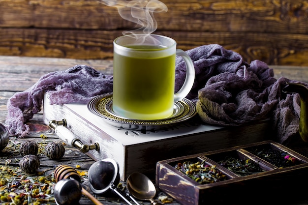 Tè caldo in una tazza su un vecchio tavolo.