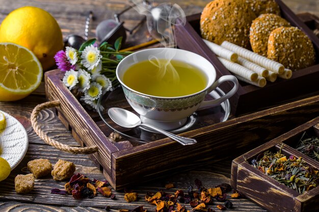 Tè caldo in una tazza su una vecchia superficie