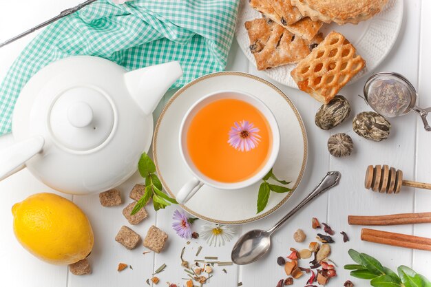 Tè caldo in una tazza su uno sfondo bianco.