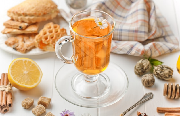 Tè caldo in una tazza su uno sfondo bianco.