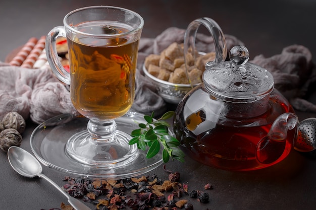 Tè caldo in una tazza su uno sfondo vecchio