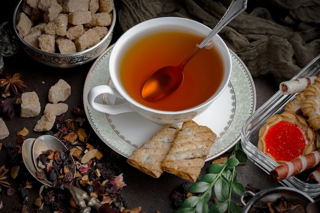 Tè caldo in una tazza su uno sfondo vecchio