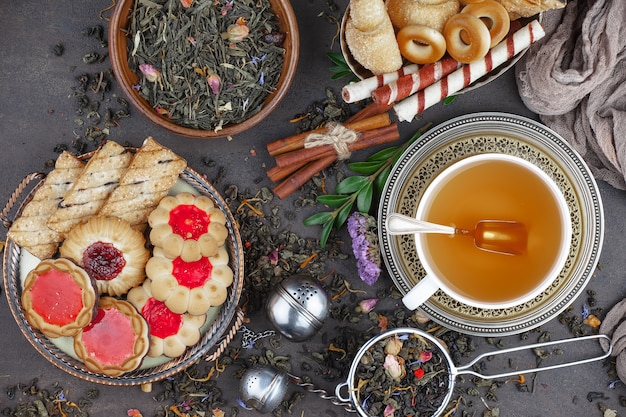 Tè caldo in una tazza su uno sfondo vecchio