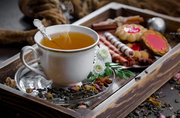 Tè caldo in una tazza su uno sfondo vecchio