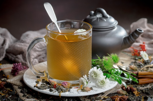 Tè caldo in una tazza su uno sfondo vecchio.