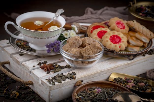 Tè caldo in una tazza su uno sfondo vecchio.