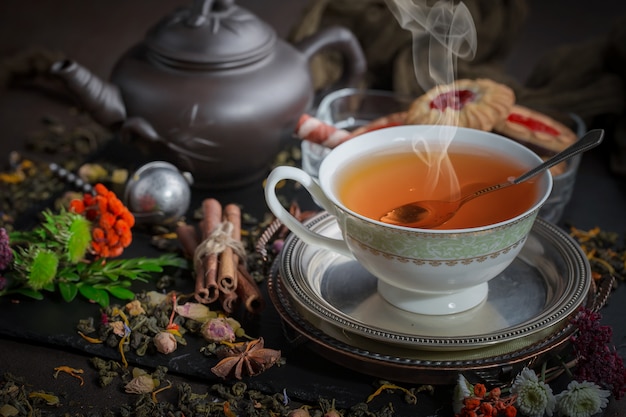 Tè caldo in una tazza su uno sfondo vecchio