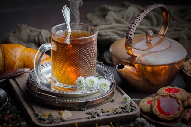 Tè caldo in una tazza su uno sfondo vecchio