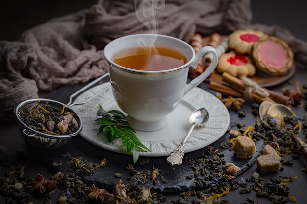 Tè caldo in una tazza su uno sfondo vecchio