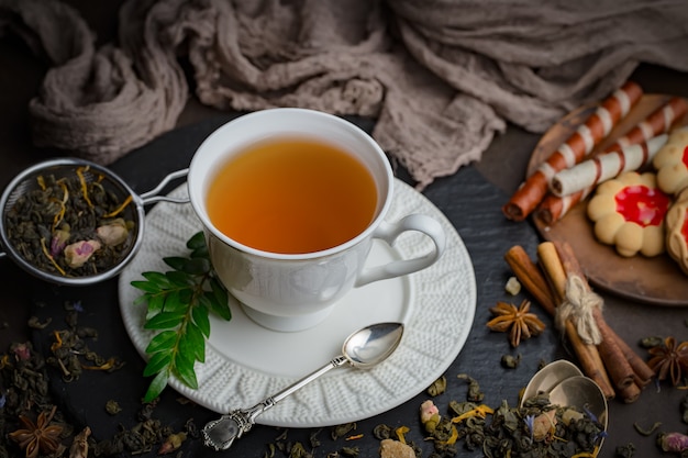 Tè caldo in una tazza su uno sfondo vecchio