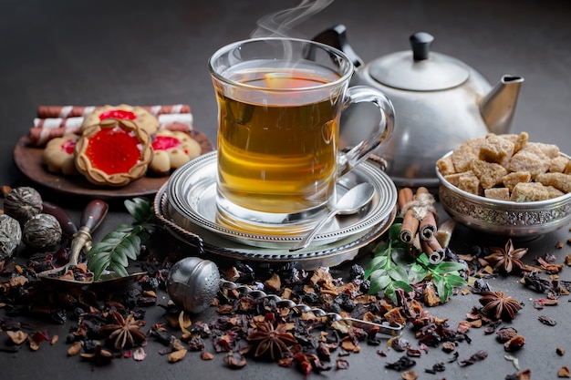 Tè caldo in una tazza su uno sfondo vecchio