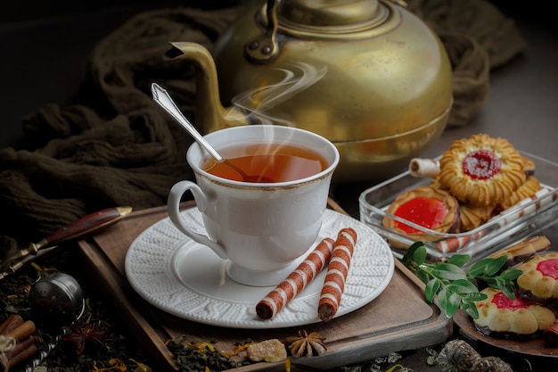 Tè caldo in una tazza su uno sfondo vecchio