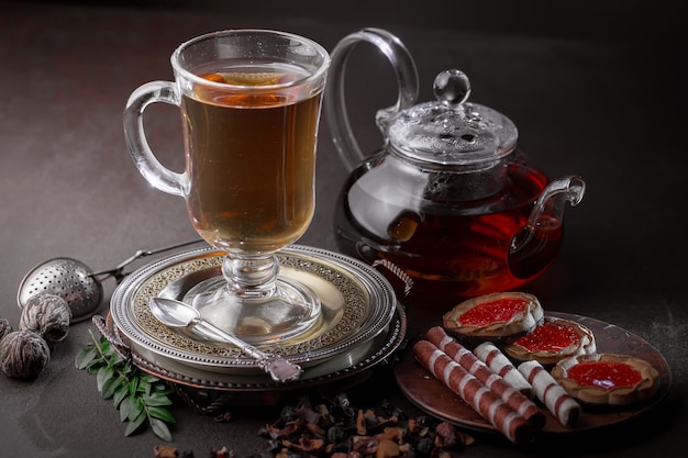 Tè caldo in una tazza su uno sfondo vecchio