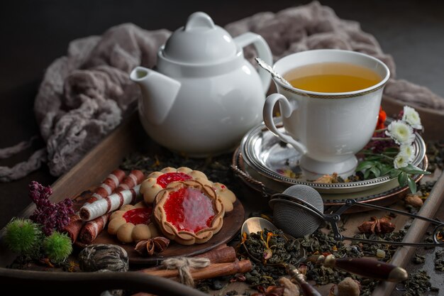 Tè caldo in una tazza su uno sfondo vecchio