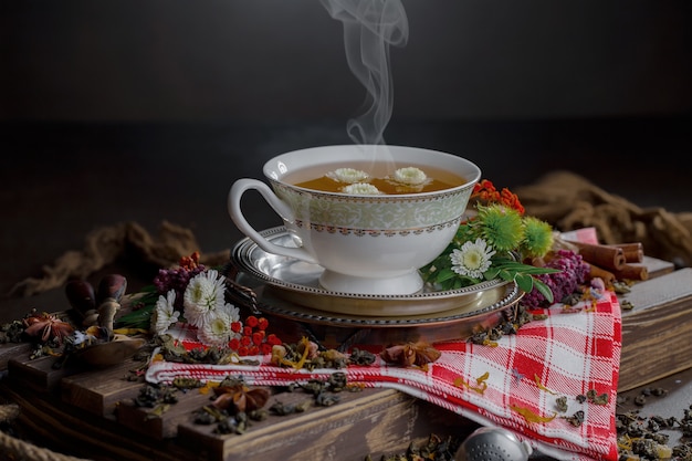 Tè caldo in una tazza su uno sfondo vecchio