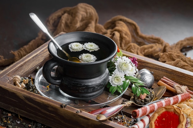 Tè caldo in una tazza su uno sfondo vecchio