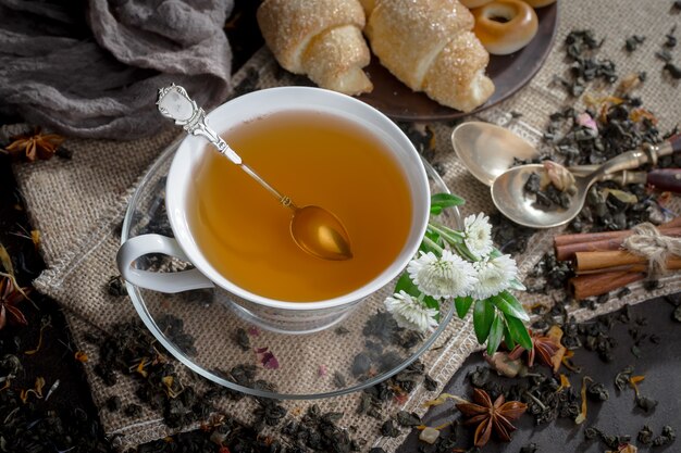 Tè caldo in una tazza su uno sfondo vecchio