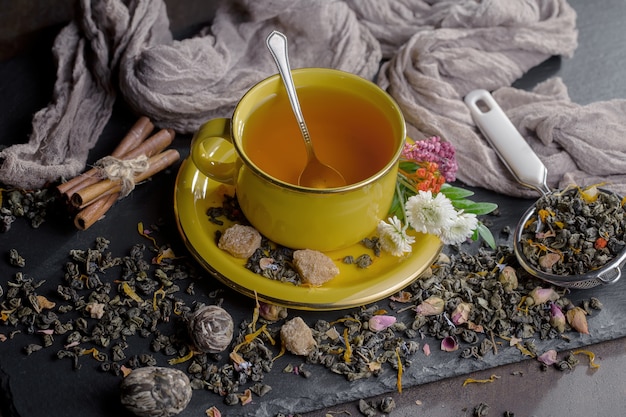 Tè caldo in una tazza su uno sfondo vecchio