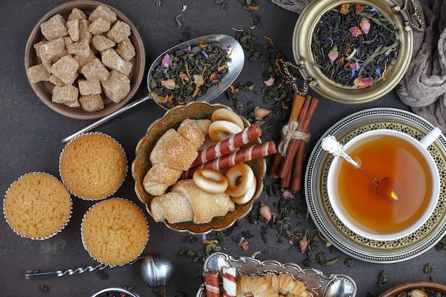 Tè caldo in una tazza su uno sfondo vecchio