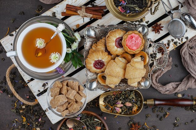 Tè caldo in una tazza su uno sfondo vecchio