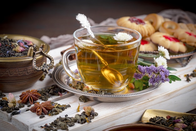 Tè caldo in una tazza su uno sfondo vecchio