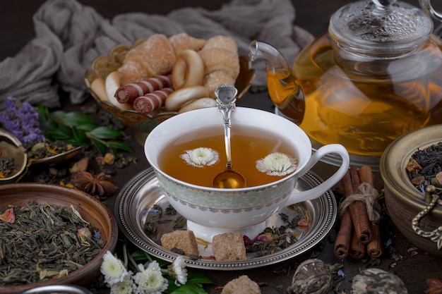 Tè caldo in una tazza su uno sfondo vecchio