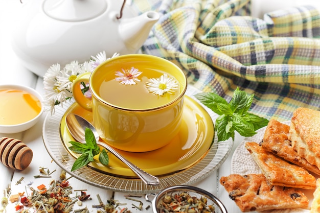 Tè caldo in una tazza su uno sfondo vecchio