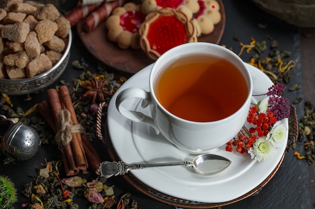 Tè caldo in una tazza.