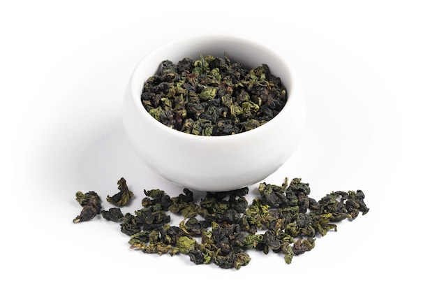 Tè cinese tradizionale Oolong in tazza e vicino, su sfondo bianco. Lega Guan Yin