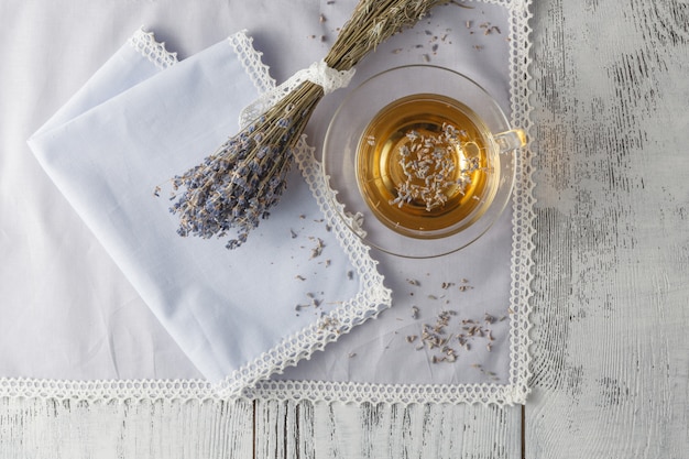 Tè con fiori di lavanda