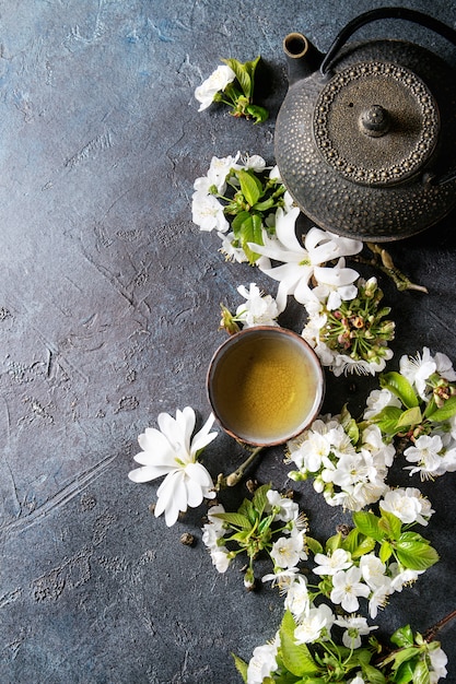 Tè con fiori primaverili